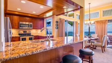 Apartment (2 Bedrooms) | Private kitchen | Microwave, oven, stovetop, dishwasher