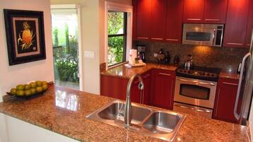 Apartment (2 Bedrooms) | Private kitchen | Microwave, oven, stovetop, dishwasher