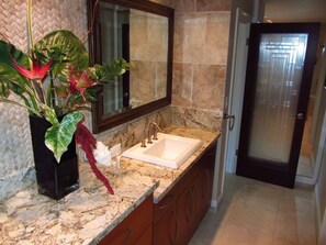 Apartment (2 Bedrooms) | Bathroom - Kapalua Ridge Villa 1214 Gold Ocean View (Lahaina)