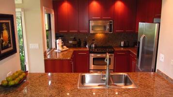 Apartment (2 Bedrooms) | Private kitchen | Microwave, oven, stovetop, dishwasher