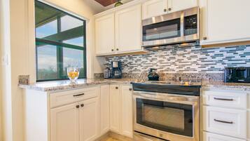 Apartment (2 Bedrooms) | Private kitchen | Microwave, oven, stovetop, dishwasher