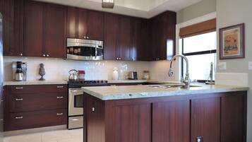 Apartment (1 Bedroom) | Private kitchen | Microwave, cookware/dishes/utensils, ice maker