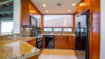 Apartment (2 Bedrooms) | Private kitchen | Microwave, blender, cookware/dishes/utensils, ice maker