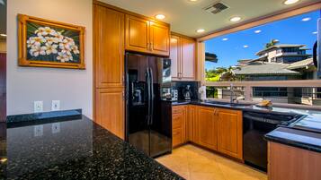 Apartment (2 Bedrooms) | Private kitchen | Microwave, oven, stovetop, dishwasher