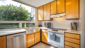 Apartment (2 Bedrooms) | Private kitchen | Microwave, oven, dishwasher