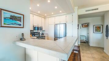 Apartment (2 Bedrooms) | Private kitchen | Microwave, oven, stovetop, dishwasher