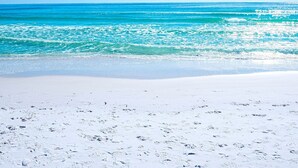 Una playa con arena blanca y agua azul cristalina.