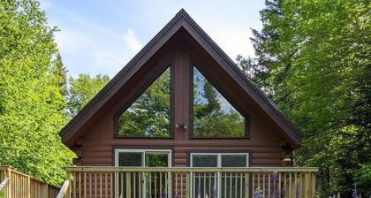 Lupine Lodge - Adorable, newly renovated cottage, with water access and dock on Loon Lake
