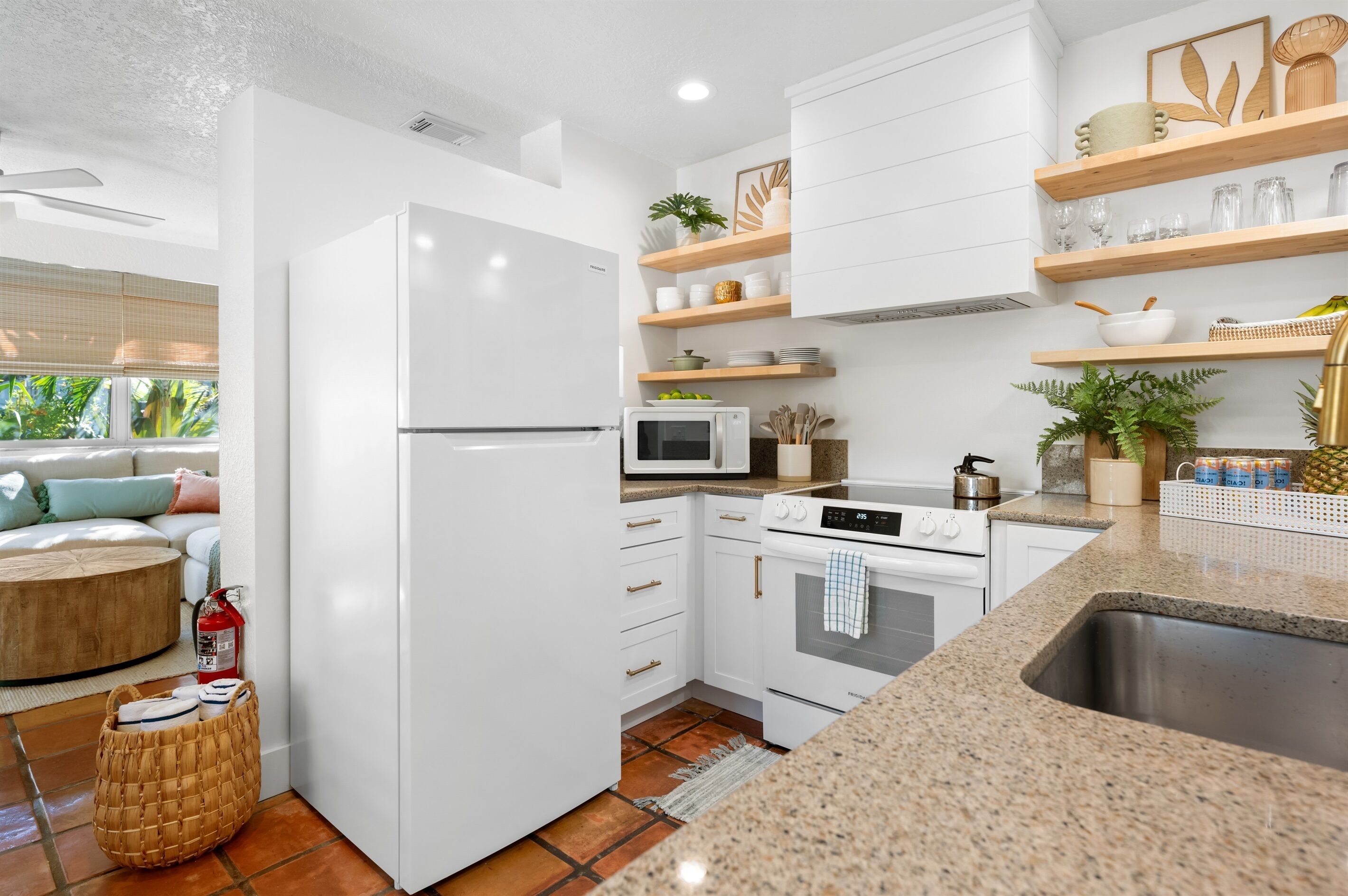 Kylskåp, mikrovågsugn, ugn och spishäll