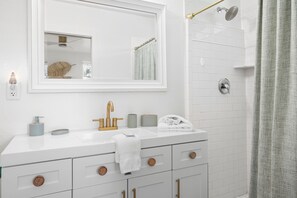 Dusche, Haartrockner, Handtücher, Toilettenpapier