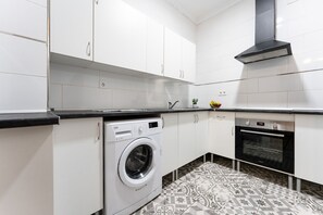 Réfrigérateur, micro-ondes, four, cafetière/bouilloire