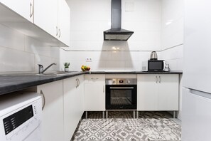 Réfrigérateur, micro-ondes, four, cafetière/bouilloire