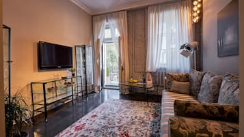 Departamento superior | Sala de estar | Televisión de pantalla plana de 42 pulgadas con canales por cable