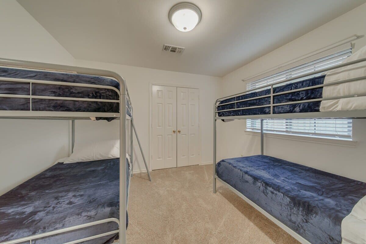 5 bedrooms, iron/ironing board, WiFi, bed sheets