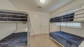 5 soverom, strykejern/-brett, wi-fi og sengetøy