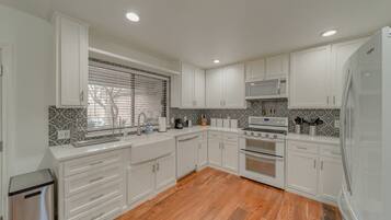 Frigorífic, microones, forn i placa de cuina