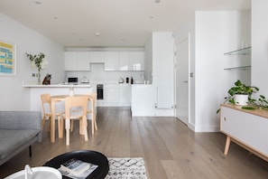 Luxury-Suite, 1 Schlafzimmer, Terrasse | Wohnbereich | 43-Zoll-Smart-TV mit Digitalempfang, Fernseher, Netflix
