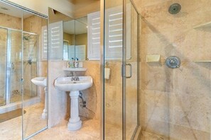 Badewanne, Haartrockner, Handtücher, Seife
