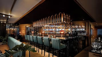 Phục vụ bữa tối và happy hour