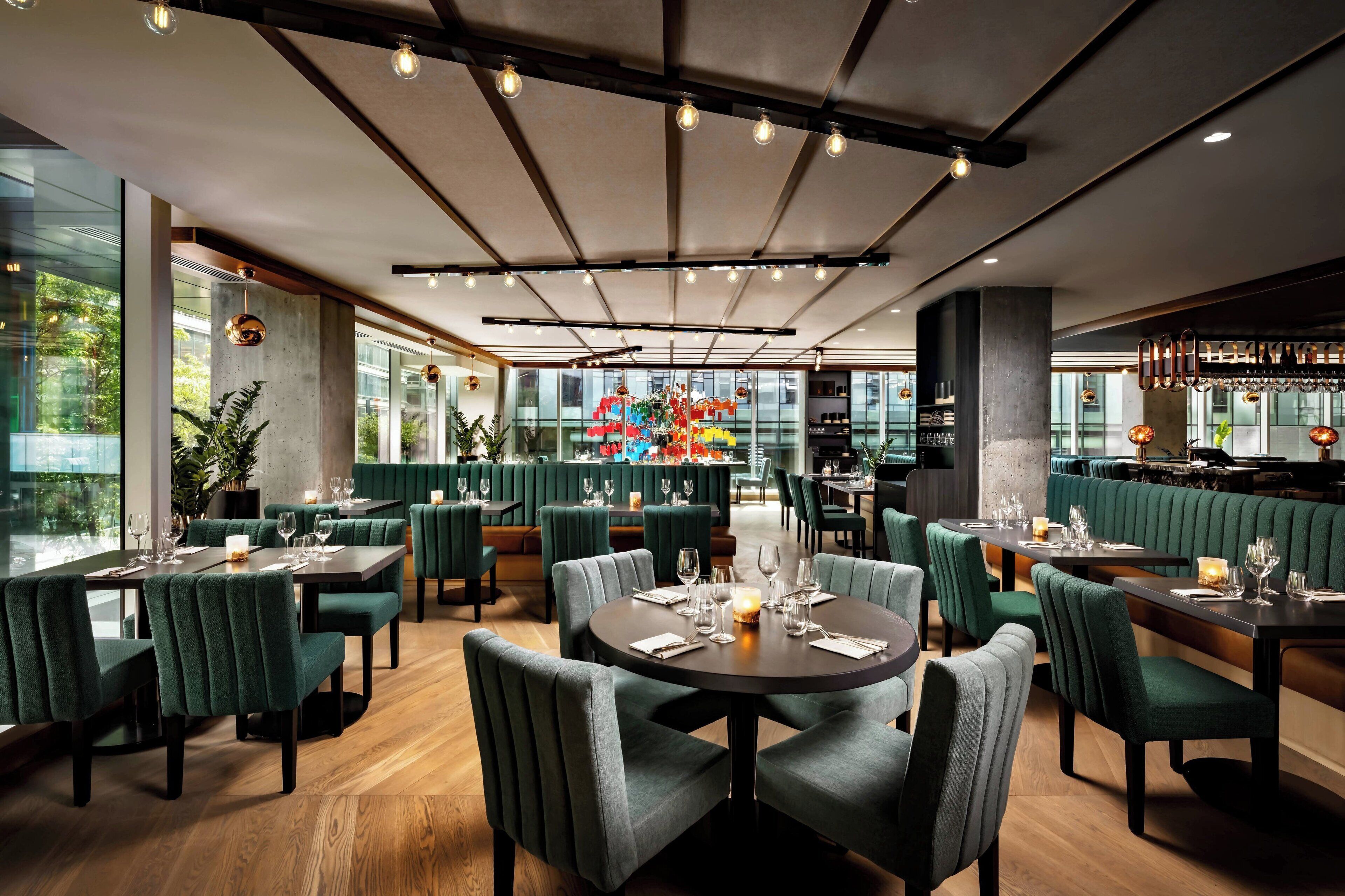 Se sirven desayunos y cocina local e internacional, con vista al jardín 