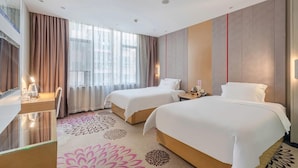 A hotel room with two beds, a desk, and a large window with curtains. - Shenzhen Qianhai Times City Branch of Lavande Hotel (Shenzhen)