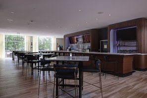 Bar (trong khuôn viên)