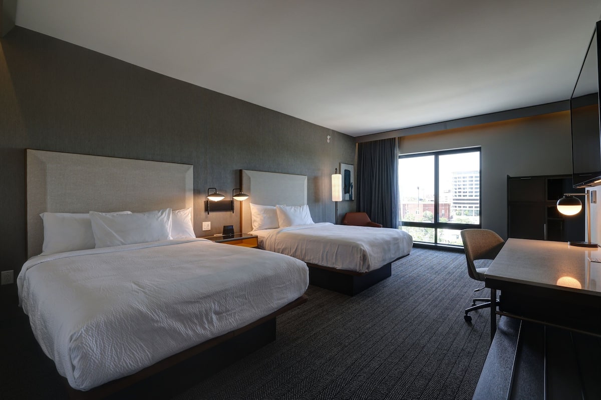 Habitación, 2 camas de matrimonio | Ropa de cama hipoalergénica, edredones de plumas, escritorio