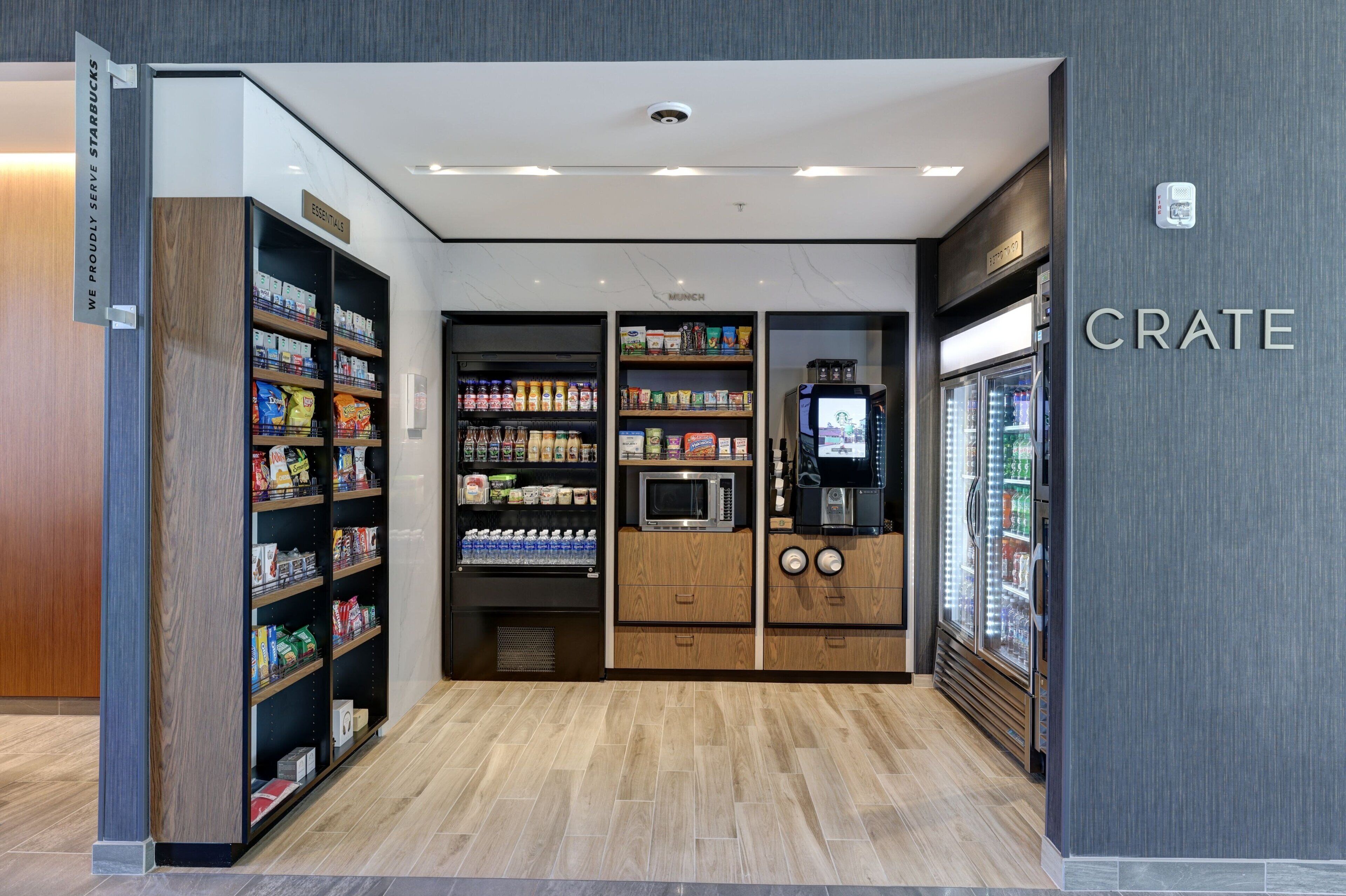 Un'area moderna con distributori automatici di snack e bevande, un forno a microonde e una macchina per il caffè.