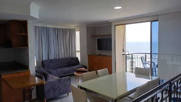 Een televisie, een open haard en een stereo