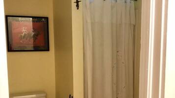 Een douche, een haardroger, handdoeken, zeep