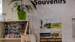 Una pared con un letrero que dice "DREAM Souvenirs" y un mapa mundial.