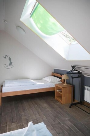Habitación con 2 camas individuales, baño compartido | Ropa de cama hipoalergénica y tabla de planchar con plancha 