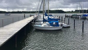 Een steiger met verschillende boten afgemeerd.