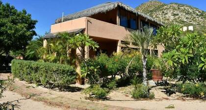 Casa Pájaros - Private 2-Story Home