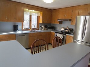 Mikrovågsugn, spishäll, diskmaskin och kaffe- och tebryggare