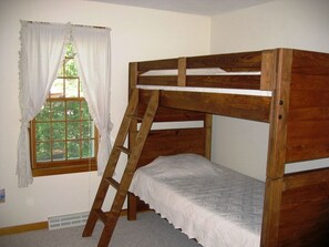 3 slaapkamers, een strijkplank/strijkijzer, internet, beddengoed