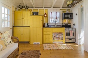 Microwave, stovetop, coffee/tea maker, toaster - Cute clapboard cottage on the hill off Stage Island Road! (Chatham)