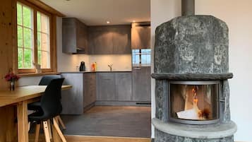 Refrigerador, parrilla de estufa, lavavajillas y cafetera y tetera