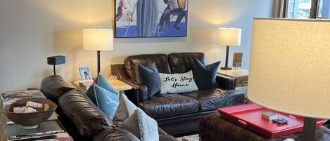 Téléviseur connecté, foyer, jeux vidéo, lecteur de DVD