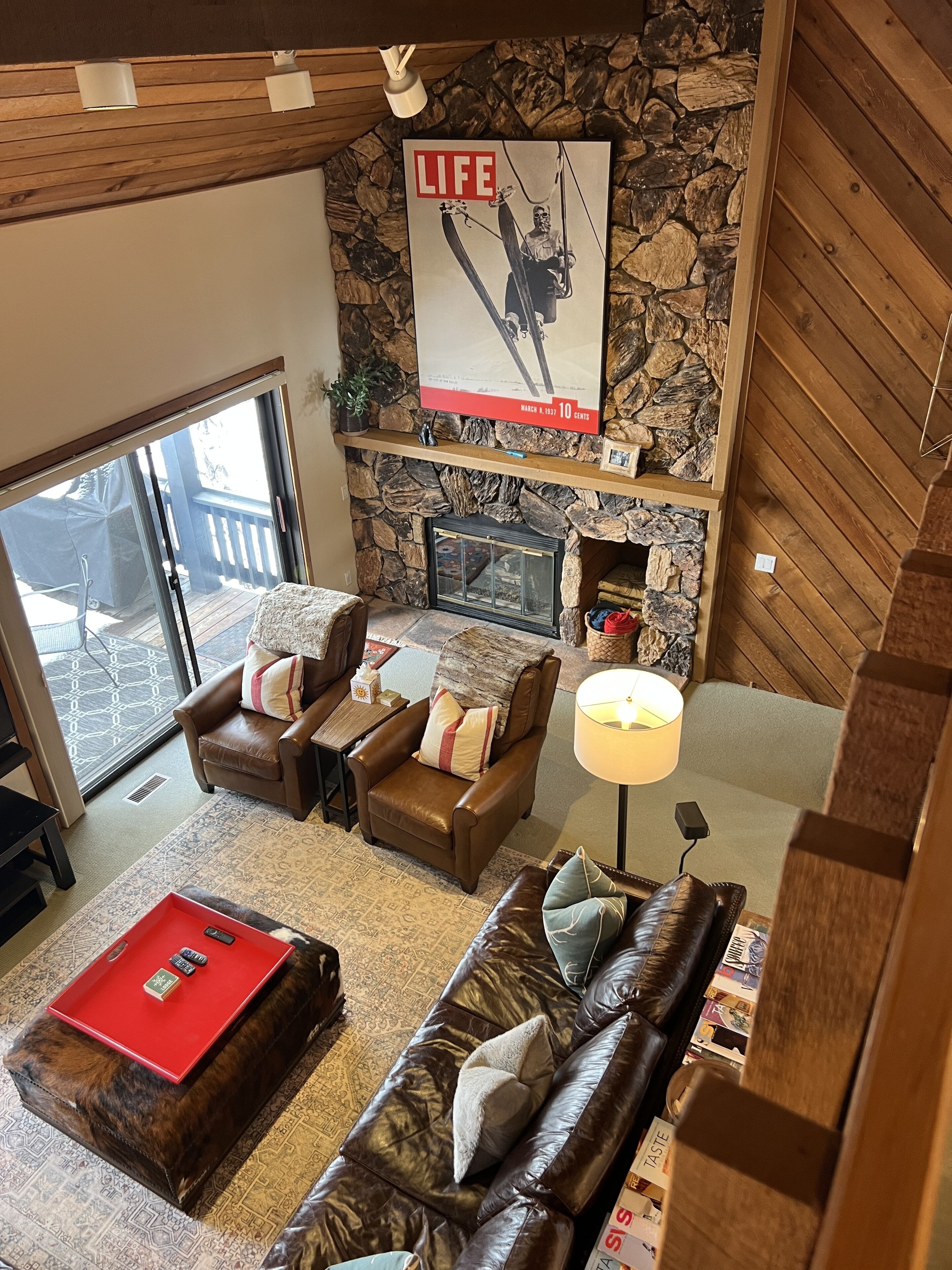 TV connectée, cheminée, jeux vidéo, lecteur de DVD