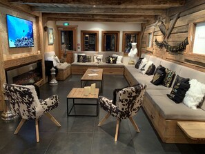 Télévision, cheminée, lecteur de DVD, baby-foot