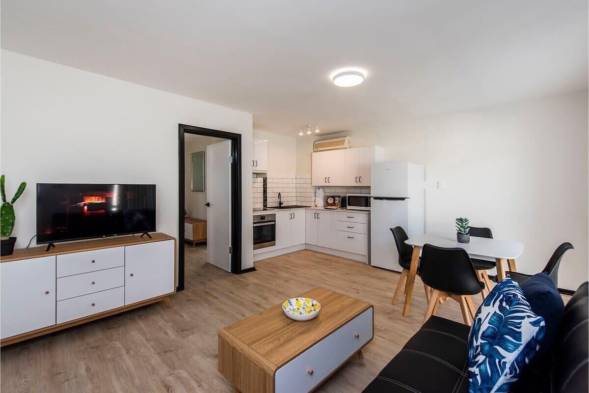 Modern 1 Bedroom Apartment near the River and the City