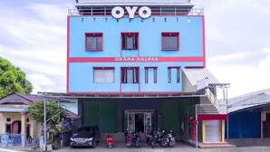 En tvåvåningsbyggnad med namnen "OYO" och "GRAHA BAFAS" på fasaden.