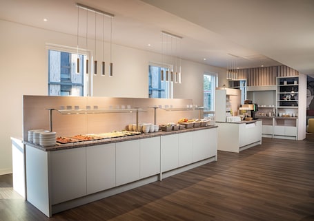 Desayuno buffet diario (EUR 16 por persona). Arthotel ANA Amber