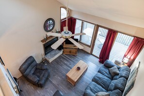 Smart TV, fireplace - Two Bedroom + LOFT, Cozy Golf View Villa, Fast WiFi (Galena)