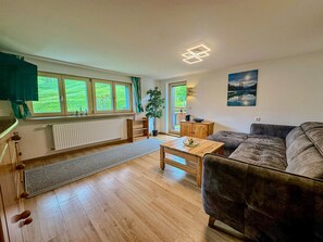 Appartement, salle de bains privée (mit Garten-und Bergblick) | Bar lounge