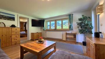 Apartment, Private Bathroom (mit Garten-und Bergblick) | Lounge
