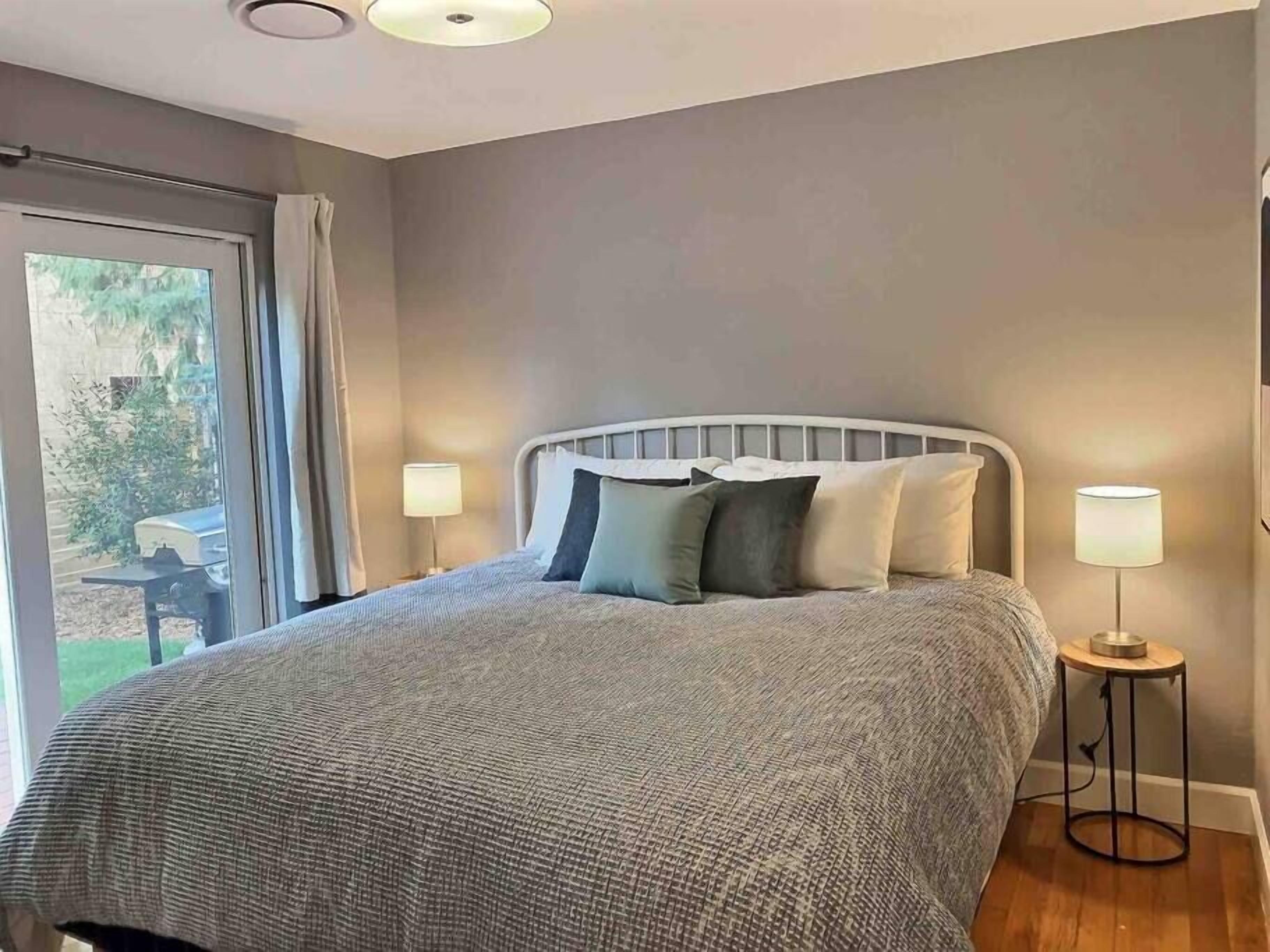 Modern Littleton Cottage🏡2 blocks to Main🛍️We❤️Pets🐶Fenced Backyard♨️Firepit