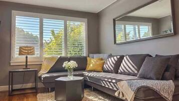 TV, fireplace, Netflix, Hulu