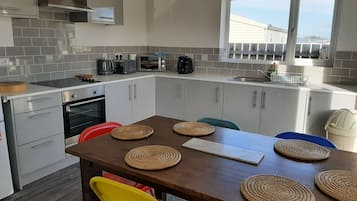 KĂŒhlschrank, Mikrowelle, Ofen, Herdplatte